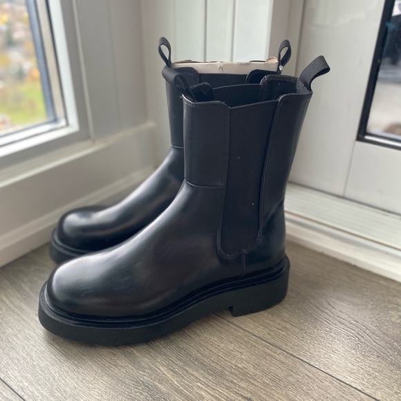 Brand NEW! HM boots. SIZE 10 - Picture 2 of 4